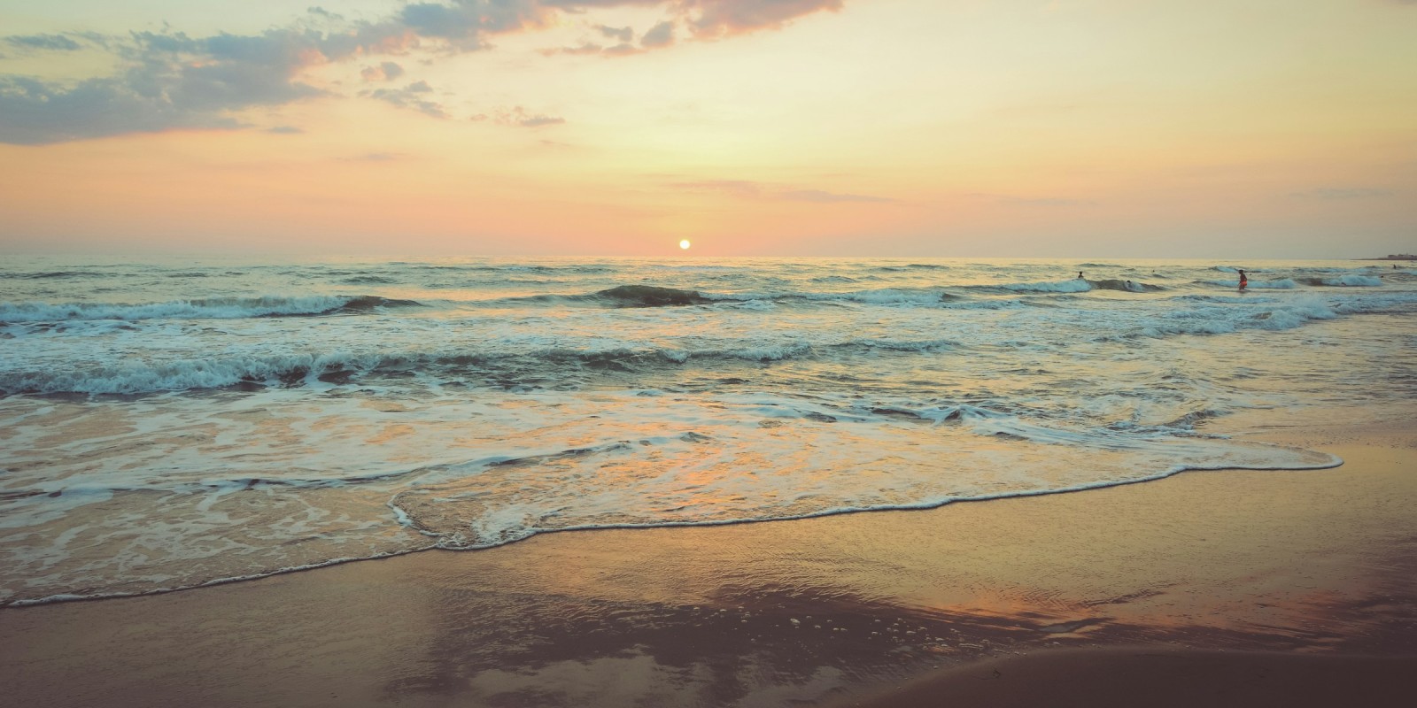 Plage en coucher de soleil (Photo de Camille Minouflet @Unsplash)