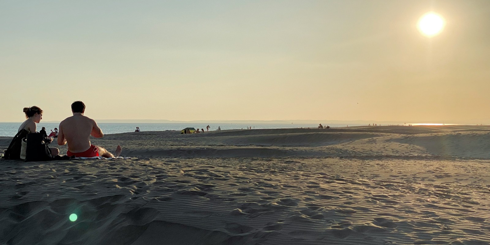 Profiter de l'ensoleillement des fins de journée sur la plage de l'Espiguette
