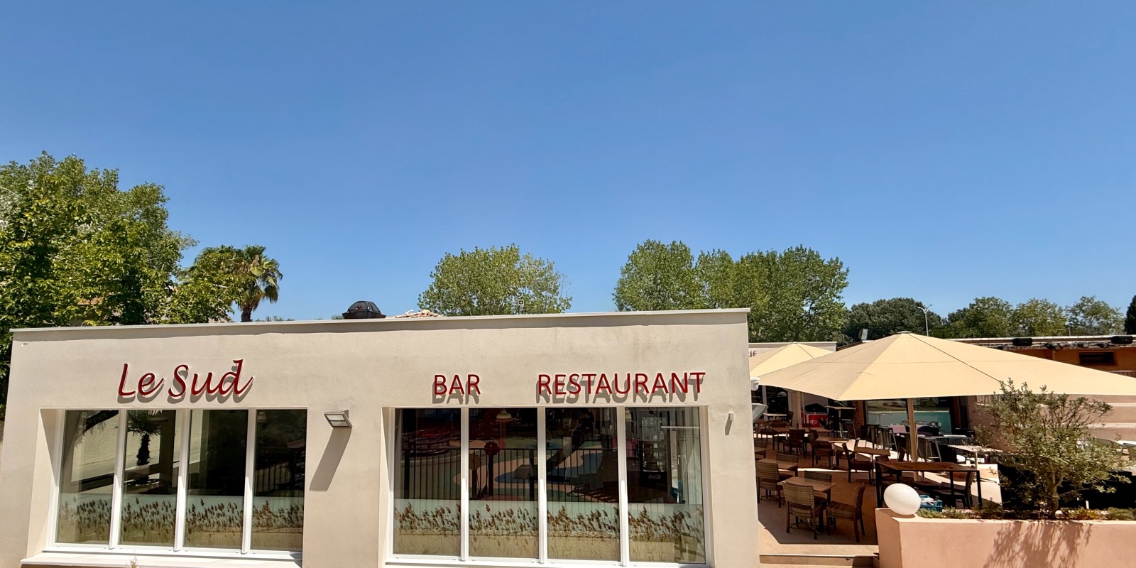 Restaurant, vue d'ensemble de l'extérieur
