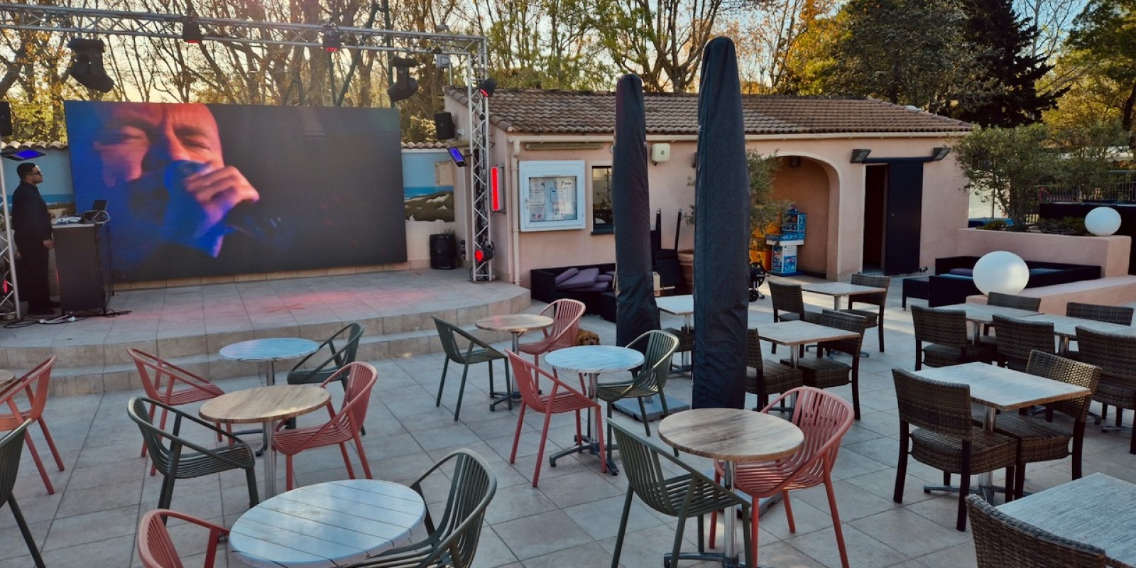 Terrasse du camping, nouvel écran géant led permanent pour les animations