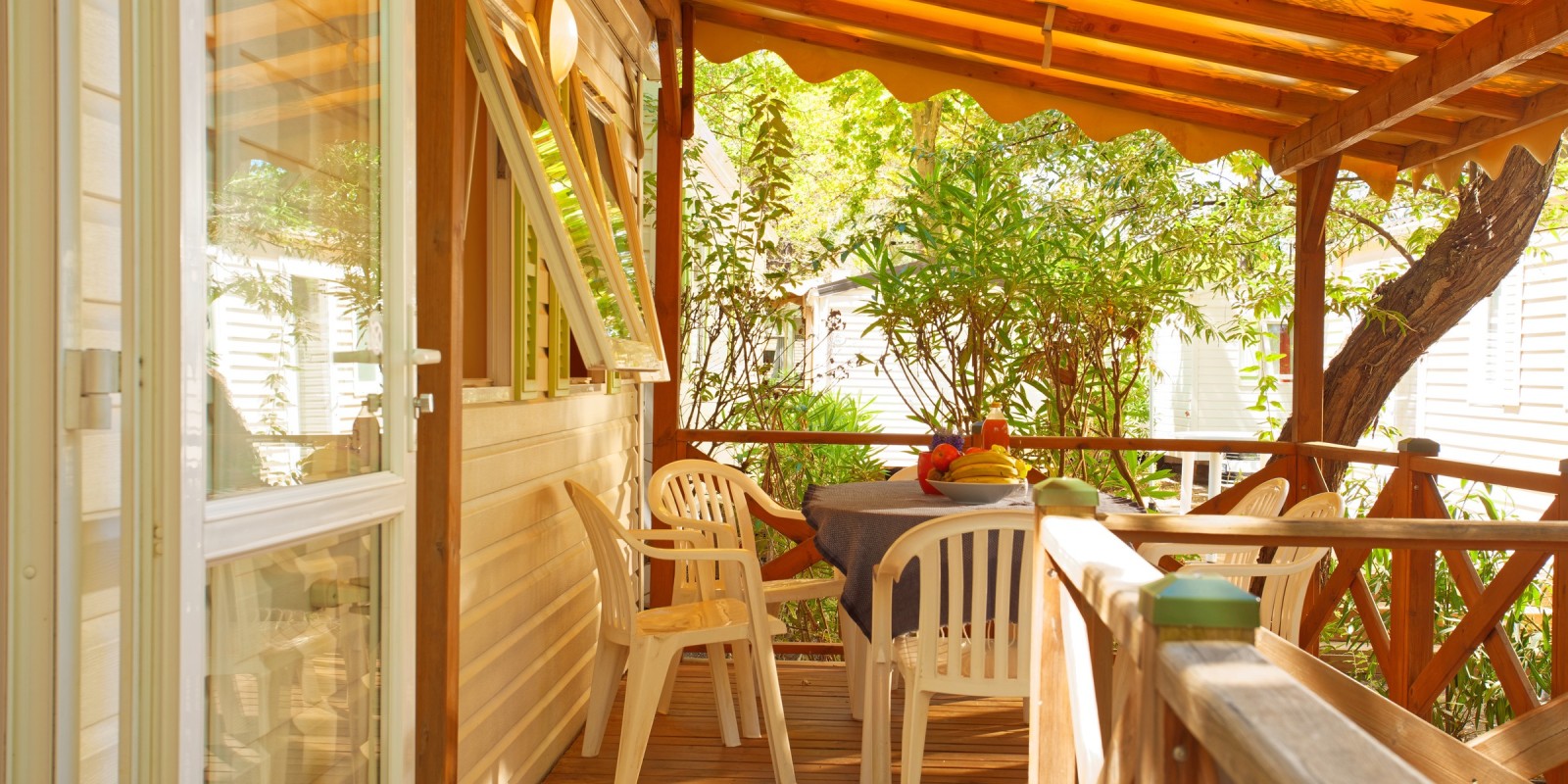 Terrasse du mobil-home Grand Méditerranéen Premium 2023