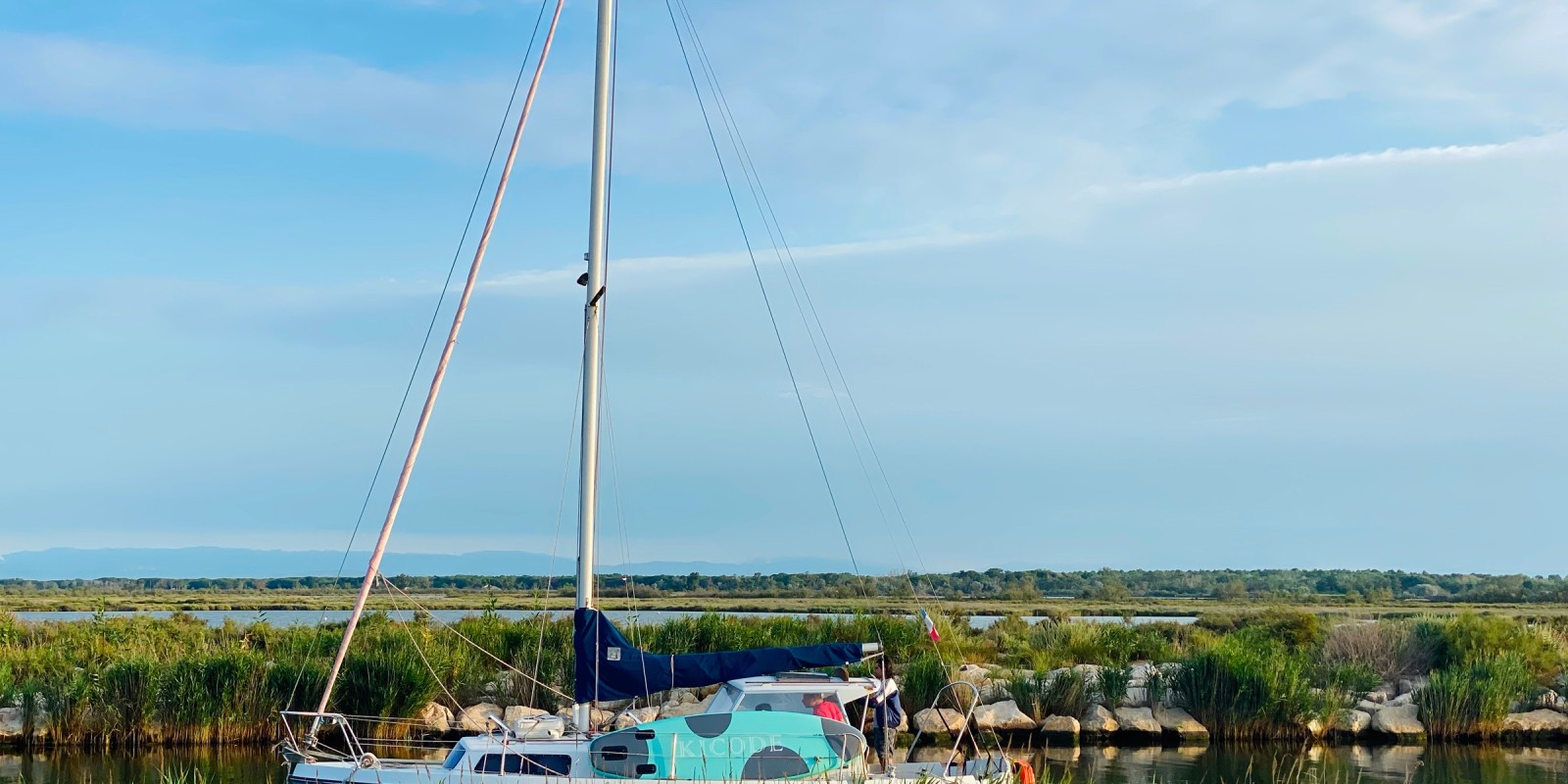 Voilier sur le canal Saint-Louis entre le Grau-du-Roi et Aigues-Mortes