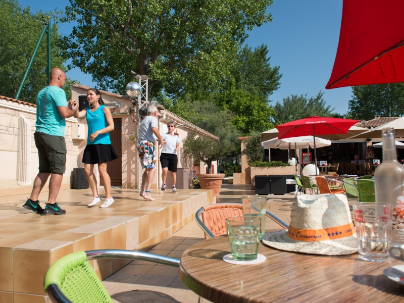 Sur la grande terrasse, on danse