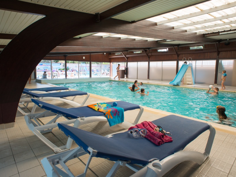 Un plaisir pour toute la saPiscine intérieure, vue sur les transats : un plaisir pour toute la saison  — Abri de Camargueison