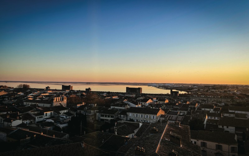 Aigues-Mortes vue du ciel au crépuscule (crédit photo Jametlene Reskp @ Unsplash)