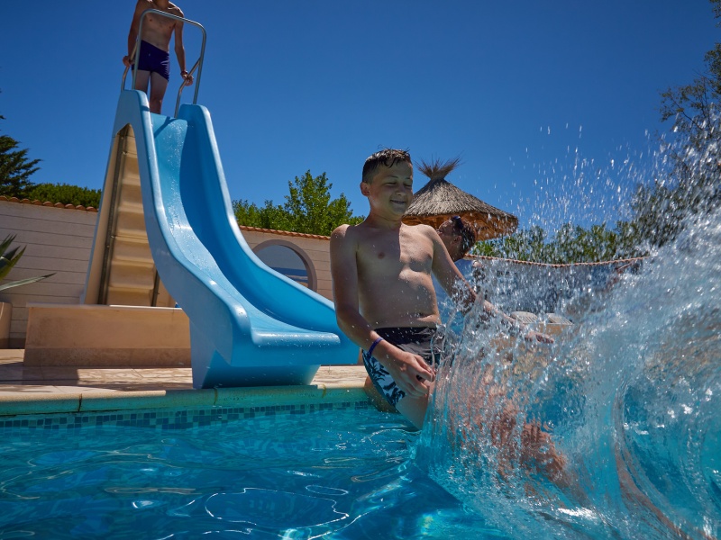 Jeu d'enfant dans la piscine