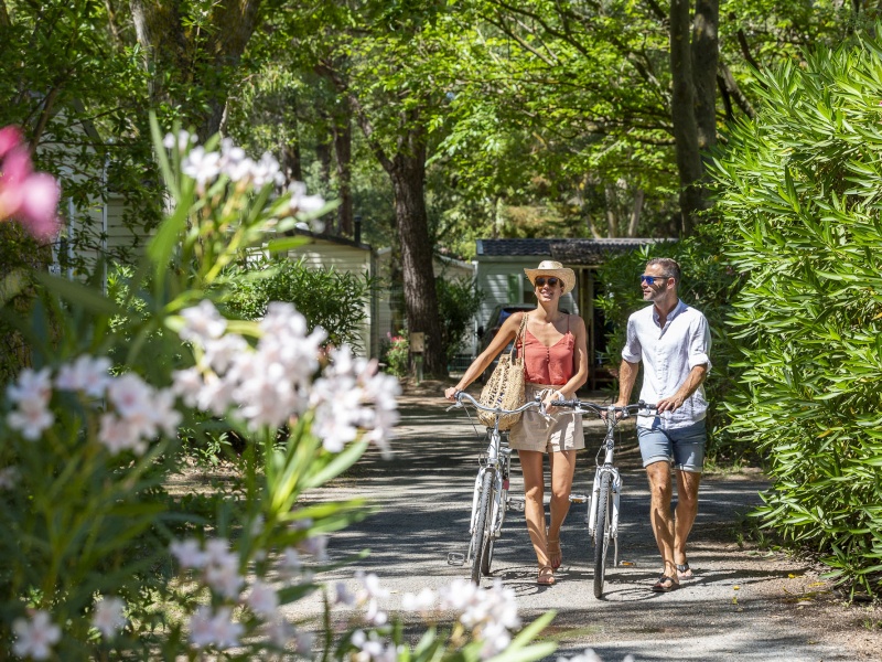 A pied ou à vélo, la taille familiale du camping permet de jolies balades dans les allées