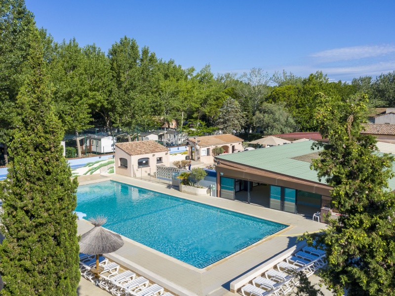 Bénéficiant de deux piscines, notre camping s'intègre dans un site très arboré