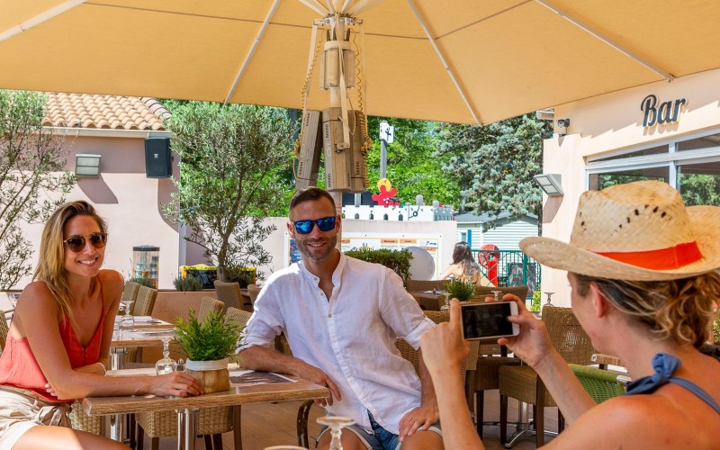 Moment de détente entre amis, au restaurant le Sud, camping Abri de Camargue