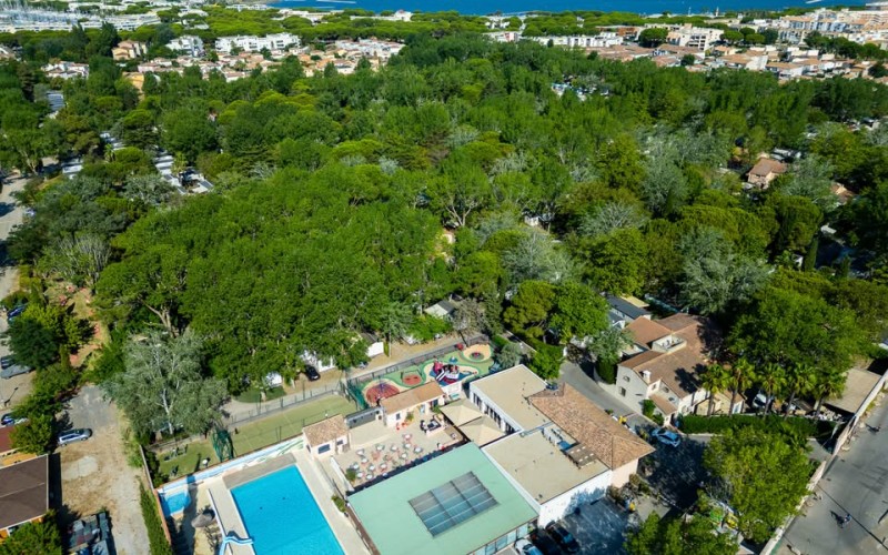 Découvrez le camping Abri de Camargue vu du ciel ! avec son parc plei…