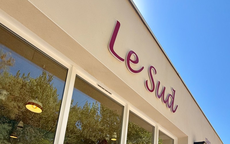Devanture restaurant le sud (photo @camping, 2026, vue en contre-plongée)