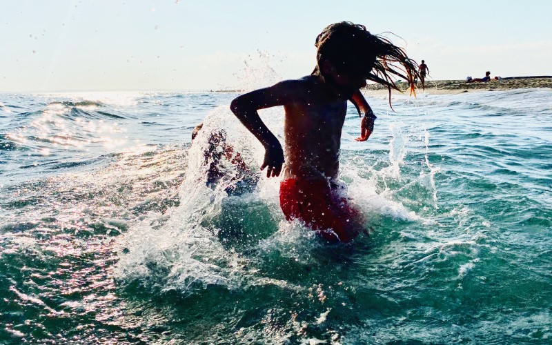 Enfants jouant dans l'eau en juin à l'Espiguette