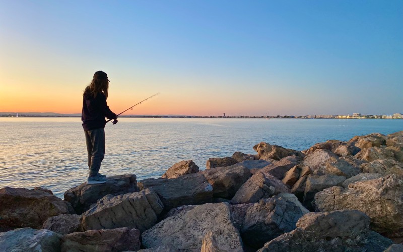 Et si vous tentiez une partie de pêche pendant votre séjour au camping Abri de Camargue ?