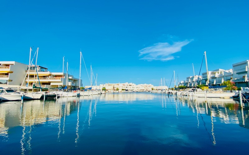 Face la plage Sud, le port est superbe