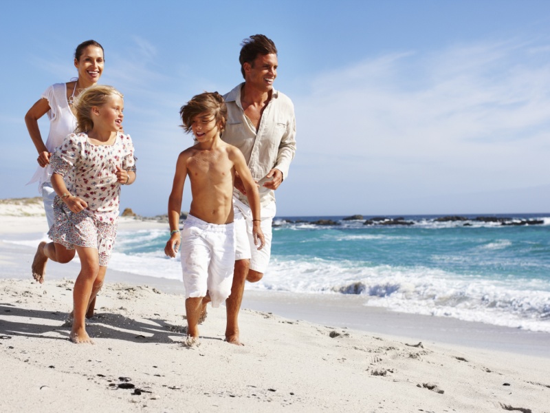 Famille jouant sur la plage