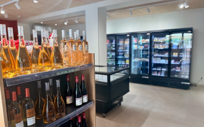 Grands frigos et grand choix de boisson à l'épicerie du camping