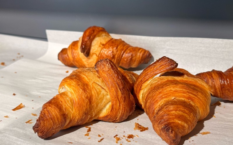 L'épicerie dispose d'un point chaud, dont des viennoiseries — pratique et gouteux pour vos petits déjeuners