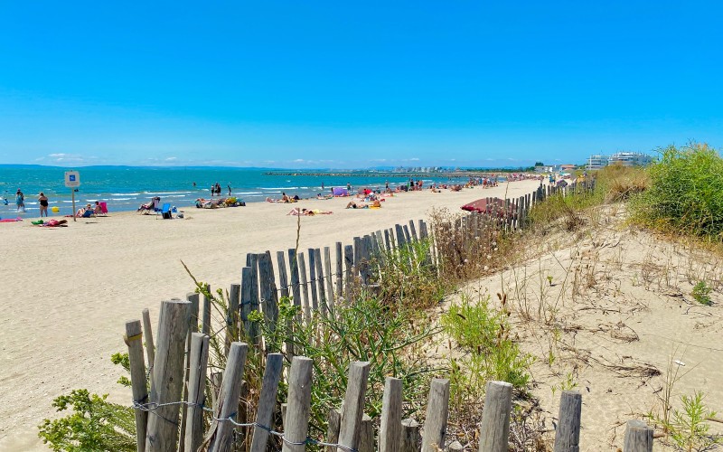 la plage du Boucanet s'étend jusqu'à la Grande-Motte