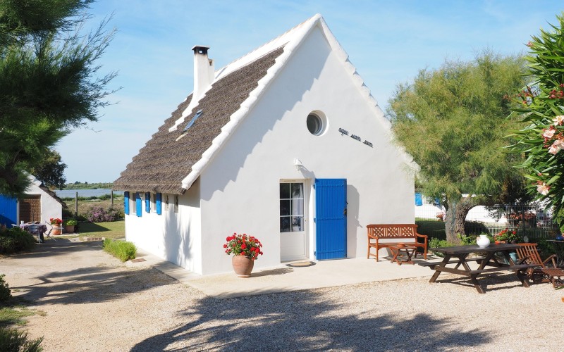  Les cabanes camarguaises, symboles d’un art de vivre simple et ingénieux (Image by Hans from Pixabay)