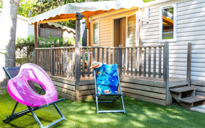 Mobil-home 257 avec transats et bouées