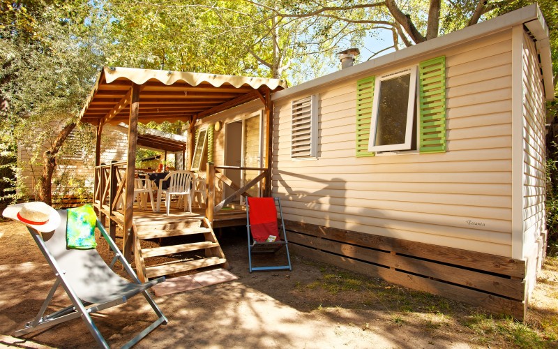 Notre mobil-home Grand Méditerranéen Premium dans un emplacement, notre camping est entièrement arboré