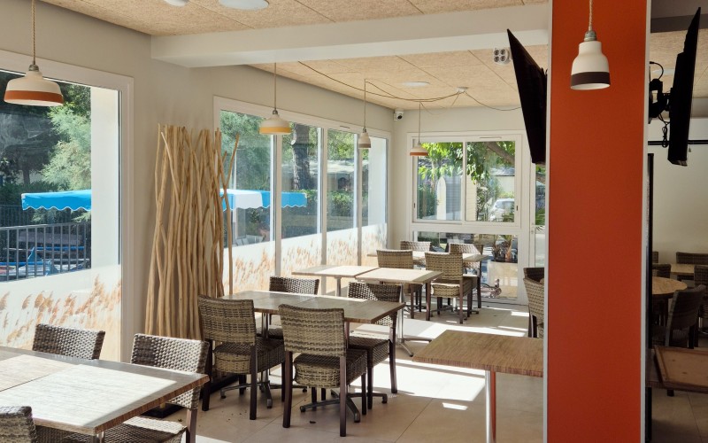 Nouveau restaurant, l'ancienne salle de jeux a laissé place à de nouvelles tables