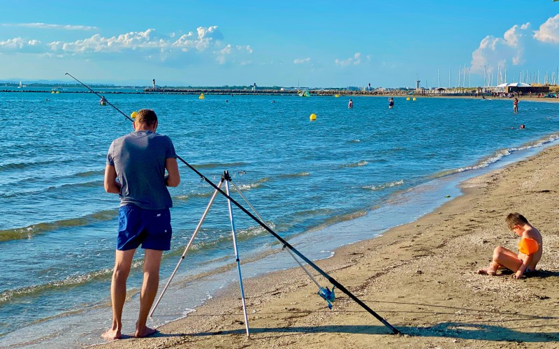 Passionné de pêche du bord sur plage Sud de Port-Camargue