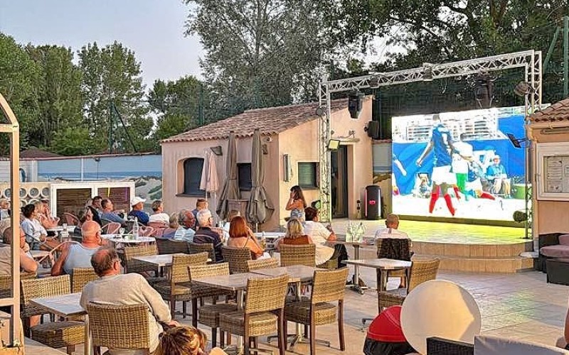 Pendant la coupe du monde de football, les matchs sont diffusés au camping