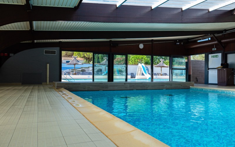Piscine intérieure donnant sur la piscine extérieure — 2026, Hervé Leclair Algodia