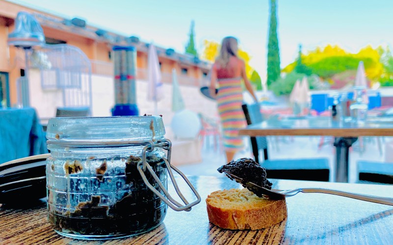 Déguster une tapenade en apéritif au restaurant du camping