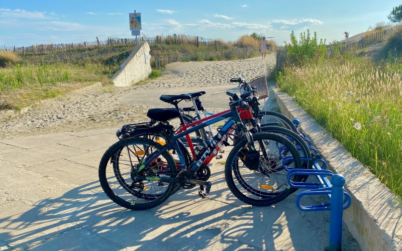 Un stationnement vélo est disponible à l'entrée de la plupart des plages — Plage Port Camargue Sud