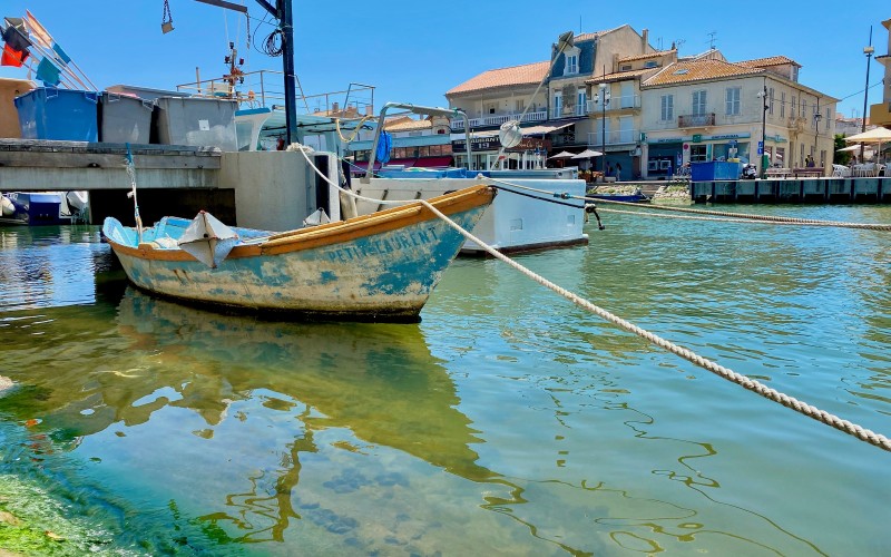 Vieille barque de pêche dans le port du Grau-du-Roi