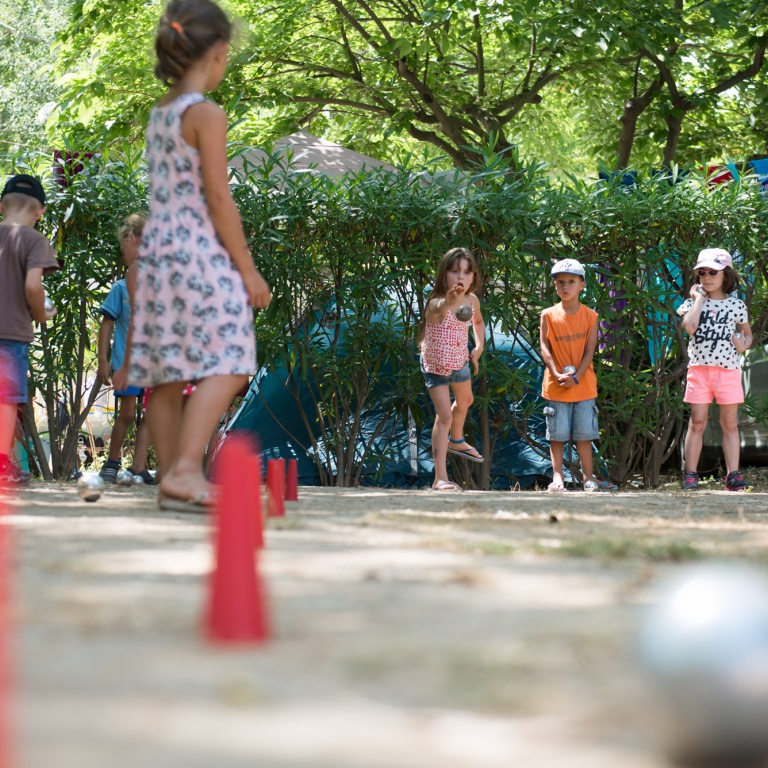 Le plein air au club enfants