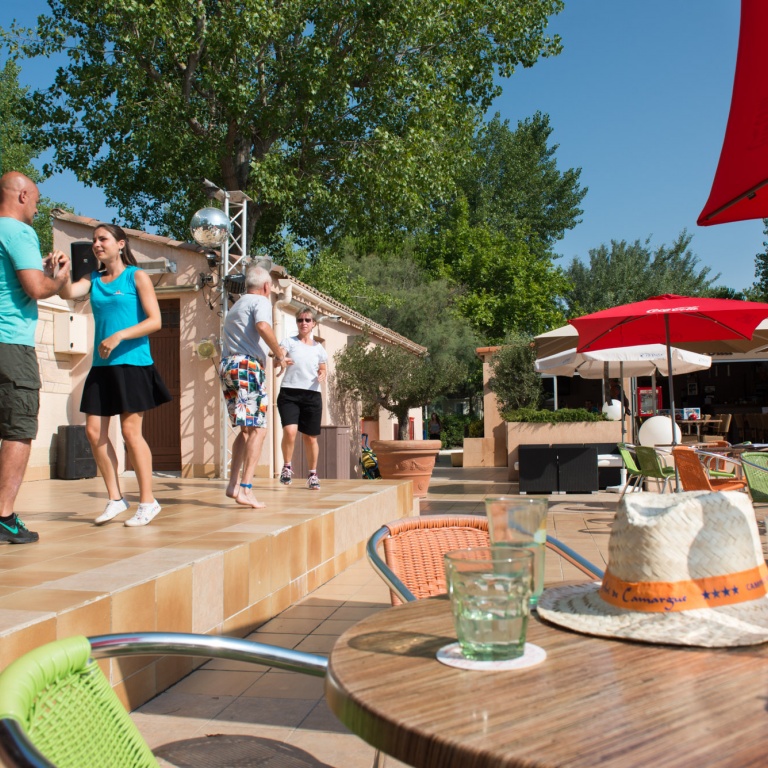 Sur la grande terrasse, on danse