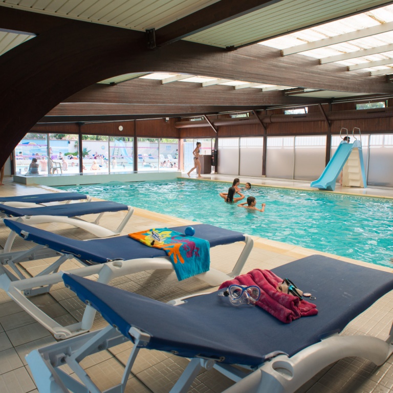Un plaisir pour toute la saPiscine intérieure, vue sur les transats : un plaisir pour toute la saison  — Abri de Camargueison