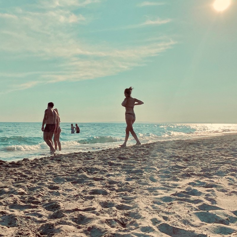 Amis se baladant sur la plage de l'Espiguette