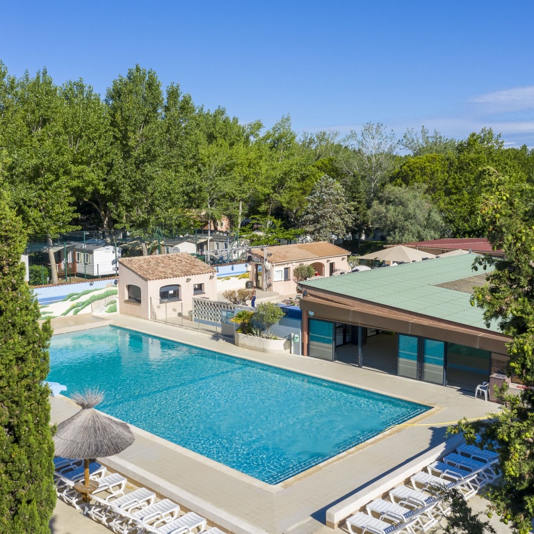 Bénéficiant de deux piscines, notre camping s'intègre dans un site très arboré