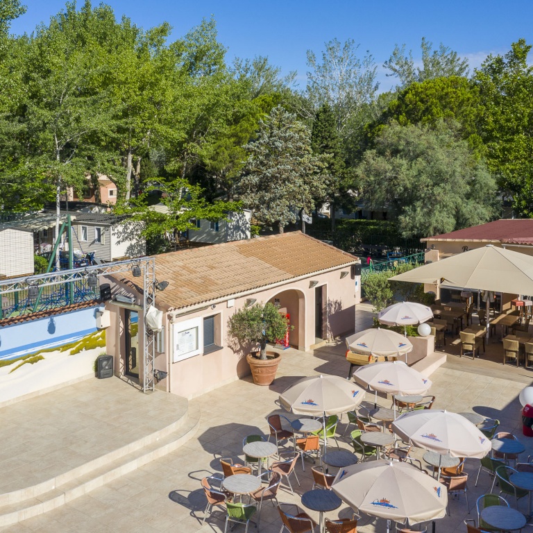 Vue du ciel de la terrasse du camping avec regard sur la scène 