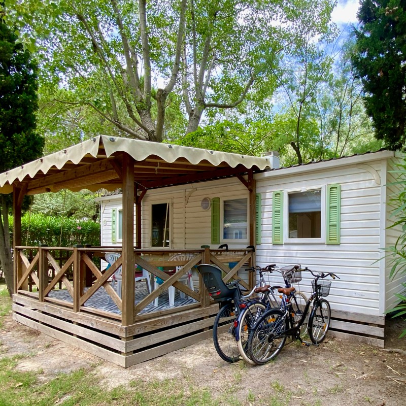 La vie en vélo, version Camargue — vélos devant un bungalow