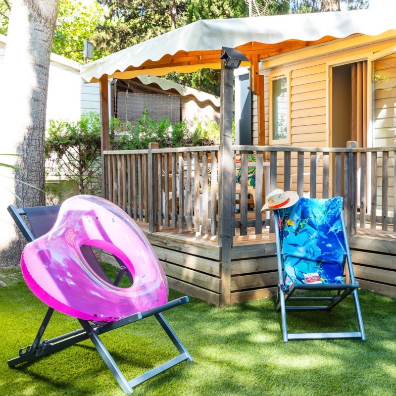 Mobil-home 257 avec transats et bouées