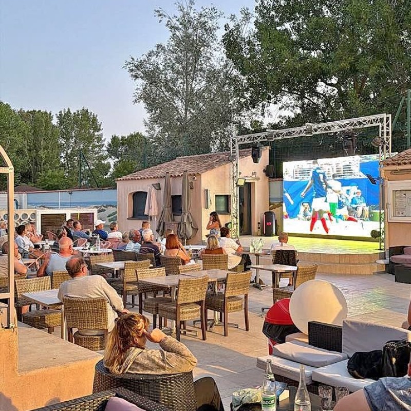 Pendant la coupe du monde de football, les matchs sont diffusés au camping
