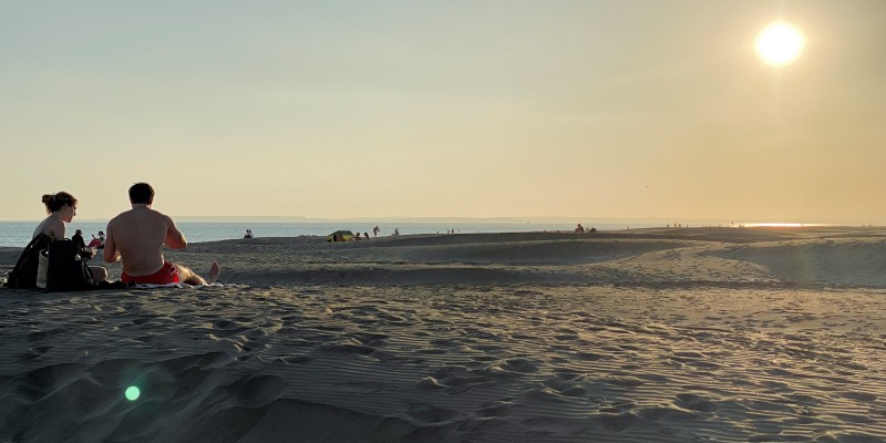 Profiter de l'ensoleillement des fins de journée sur la plage de l'Espiguette