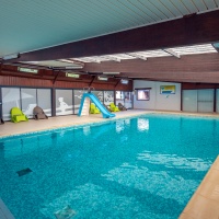 Piscine d'intérieur du Camping Abri de Camargue en septembre 2020