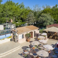 Vue du ciel de la terrasse du camping avec regard sur la scène 