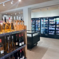 Grands frigos et grand choix de boisson à l'épicerie du camping