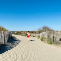 Jeune adolescent revenant de la plage avec son ballon de foot