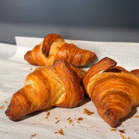 L'épicerie dispose d'un point chaud, dont des viennoiseries — pratique et gouteux pour vos petits déjeuners