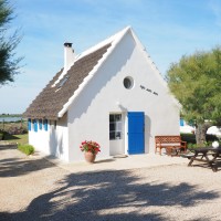  Les cabanes camarguaises, symboles d’un art de vivre simple et ingénieux (Image by Hans from Pixabay)